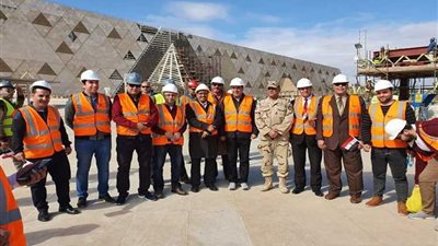 مدير بحوث البترول والعاملين بالمعهد يزورون المتحف المصري الجديد
