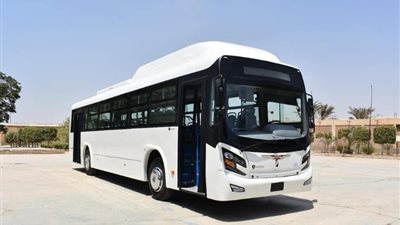 وزير قطاع الأعمال العام يستعرض نموذجا لحافلة غاز طبيعي من إنتاج شركة النصر للسيارات