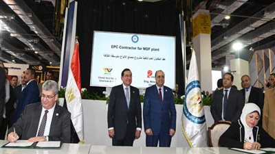 وزير البترول يشهد توقيع عقد انشاء مشروع انتاج الالواح الخشبية من قش الارز
