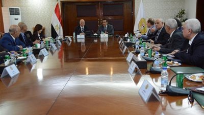 وزير التنمية المحلية يتابع جاهزية 210 أتوبيسات تعمل بالغاز الطبيعى والكهرباء