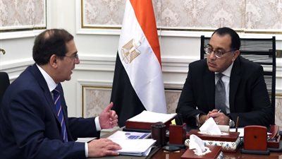 رئيس الوزراء يتابع مع وزير البترول موقف توافر المنتجات لتلبية احتياجات السوق المحلية