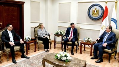 الملا يبحث تحديات صناعة البترول والغاز العالمية مع رئيس «فنترشال ديا»