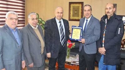 وفد من علوم الزقازيق يكرم مدير معهد بحوث البترول