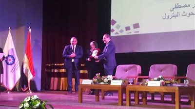 مدير بحوث البترول يشارك فى فعاليات المؤتمر الأول للجنة الوطنية للمرأة في العلوم
