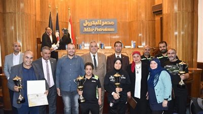 رئيس «مصر للبترول» يكرم الرياضيين بعد تحقيق نتائج مشرفة فى بطولة الشركات الـ55