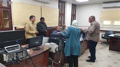 صور ..رئيس مصر العليا للكهرباء يترأس غرفة العمليات لمتابعة انتظام التيار ب٤ محافظات