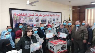 بالكمامات والقفازات..نقابية شمال القاهرة للكهرباء تكرم ١٨ أم مثالية بالشركة