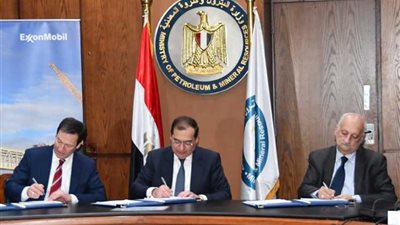الملا يوقع اتفاقيتين جديدتين مع«اكسون موبيل» للبحث عن البترول والغاز بالبحر المتوسط