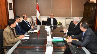 وزير الإسكان يتابع مشروع سد ومحطة 