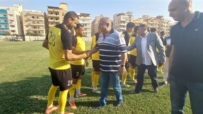 «أبو ورده» وقيادات الشركة يؤازرون فريق النادى خلال لقائه منتخب السويس