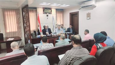 رئيس مصر العليا للكهرباء يواصل جولاته بزيارة قطاع الاقصر..ويقرر صرف مكافأة مالية للعاملين