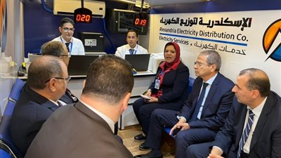 وزير الكهرباء يستمع لشرح تفصيلى لأول سيارة متنقلة لشحن العدادات من تتفيذ الإسكندرية للتوزيع