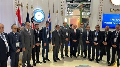 وزير البترول يتفقد جناح الوزارة بمعرض أديبك 2022