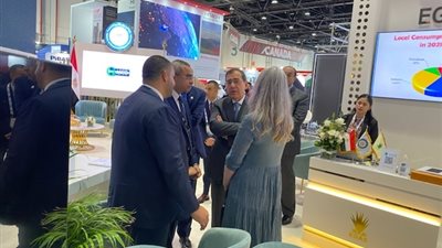 رسالة أبوظبي| صور.. أحاديث مكثفة لوزير البترول مع رواد جناح مصر بمعرض اديبك بأبوظبي