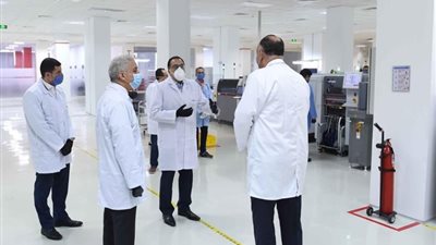 رئيس الوزراء يتفقد مصنعاً لإنتاج عدادات الكهرباء والمياه مُسبقة الدفع والذكية بالعاشر من رمضان
