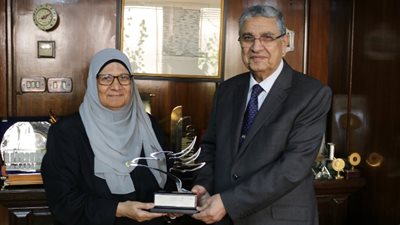 كاميليا يوسف مستشار جهاز تنظيم مرفق الكهرباء تحصد فضية جائزة دبي للطاقة