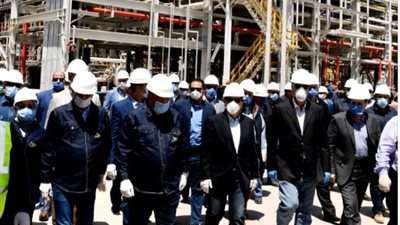 بالصور.. وزير البترول يتفقد شركتي «أنربك» و«الإسكندرية للبترول»