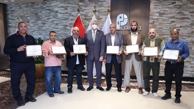 رئيس  بتروجت يكرّم العاملين المتميزين فى السلامة والصحة المهنية