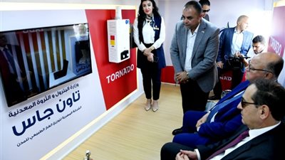 صور.. وزير البترول يتفقد مركز خدمة عملاء «تاون جاس» المتنقل