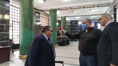 رئيس وقيادات مصر للبترول يجروا قياسات لدرجات الحرارة فور دخولهم الشركة