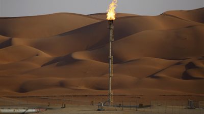 السعودية تخفض صادراتها النفطية مع تنفيذ قرار 