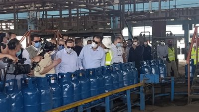 وزير البترول يتفقد مصنع تعبئة البوتاجاز التابع لـ«بتروجاس» بالقطامية