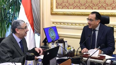 رئيس الوزراء يستعرض مع وزير الكهرباء مشروعات الطاقة المتجددة ومستجدات إنتاج الهيدروجين الاخضر
