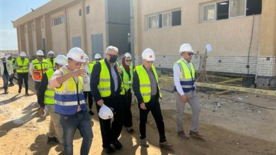 قبيل افتتاحها..وفد الصندوق الكويتى يزور محطة محولات الإقتصادية جهد ٥٠٠ ك.ف.أ لمتابعة سير العمل