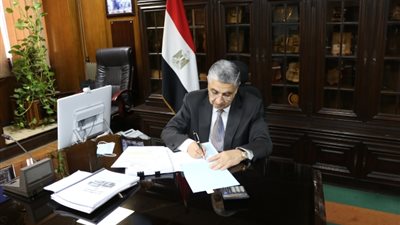 ردا على شائعة إصابته..وزير الكهرباء يتابع مهام عمله داخل مكتبه