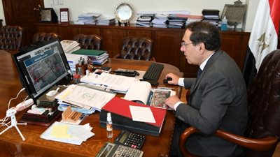 الملا يتابع تنفيذ مشروعات التكرير والبتروكيماويات ومنظومة الرقابة على توزيع الوقود