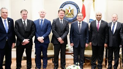 وزير البترول يحتفل باليوبيل الفضى لشركة صان مصر ويشكر العاملين على الإنجازات