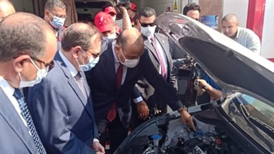 وزير البترول يتفقد المركز المتكامل لتحويل السيارات بالغاز الطبيعى التابع ل