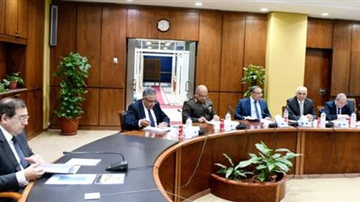 وزير البترول يبحث العروض والمشروعات الاستثمارية المقدمة للهيئة في منطقة المثلث الذهبى