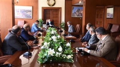 محافظ بورسعيد يبحث مع ممثلي «غازتك» و«كارجاس» و«مصر للبترول» ملف تحويل السيارات للعمل بالغاز