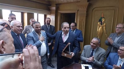 رئيس مصر الوسطى للكهرباء يكرم الكاتب الصحفى محمد صلاح