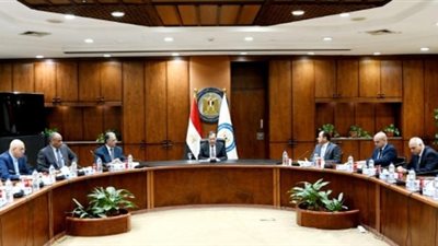 الملا يتابع نتائج أعمال الشركات وتقييم الأداء والإثابة للعاملين من بدلات وحوافز إنتاجية