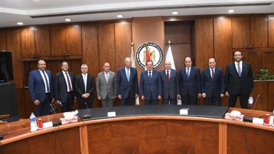 وزير البترول: بدء مد شبكات الغاز الطبيعى لمنطقة شرق بورسعيد الصناعية
