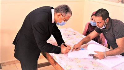 وزير الكهرباء يدلى بصوته في انتخابات مجلس الشيوخ