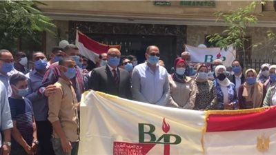 بقيادة 