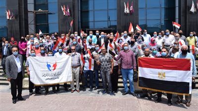 بالصور.. العاملون بـ«بتروجاس» يشاركون بقوة في إنتخابات مجلس الشيوخ