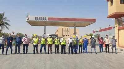 بالصور.. العاملون بـ«النيل للبترول» يشاركون بقوة في ثاني أيام إنتخابات مجلس الشيوخ