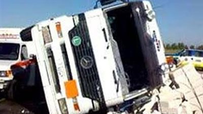 تسرب سولار بالدائري بعد تصادم سيارة نقل تابعة لشركة قطاع خاص