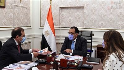 رئيس الوزراء يتابع مع وزير البترول موقف المشروعات الجاري تنفيذها