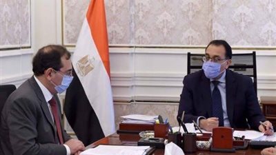 رئيس الوزراء يتفقد التسهيلات الجديدة بميناء الحمراء
