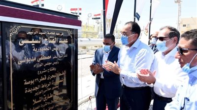 رئيس الوزراء يشهد تشغيل خط الشحن والشمندورة البحرية الجديدة بميناء الحمراء البترولي
