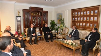 محافظ أسيوط يلتقى قيادات مصر الوسطى للكهرباء لمناقشة مشروعات حياة كريمة