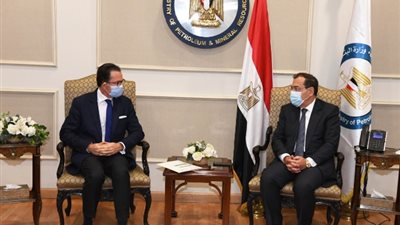 وزير البترول يبحث تعزيز التعاون مع السفير الفرنسي بالقاهرة