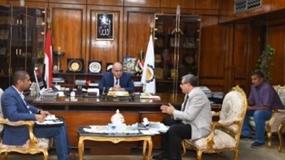 محافظ قنا ورئيس غاز الأقاليم يناقشا الموقف التنفيذي لمشروع توصيل الغاز