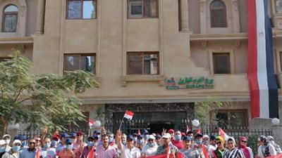 بقيادة 