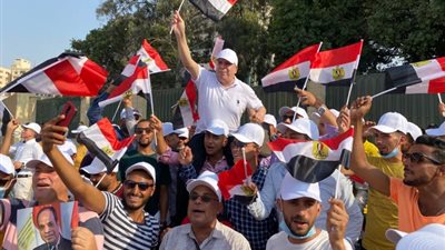 محمولًا علي الأعناق.. رئيس «سيناء للغاز» يتقدم مسيرة العاملين في الاحتفال بنصر أكتوبر